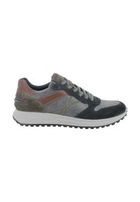 Sneaker in suede grigio, con accenti verdi e marroni. Presenta pannelli testurizzati, lacci grigi e una suola in gomma con grip.