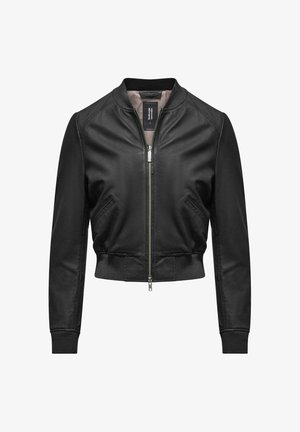 Giubbotto bomber in pelle nera con polsini e orlo a coste, chiusura frontale con zip e due tasche laterali. Texture liscia e design minimale.