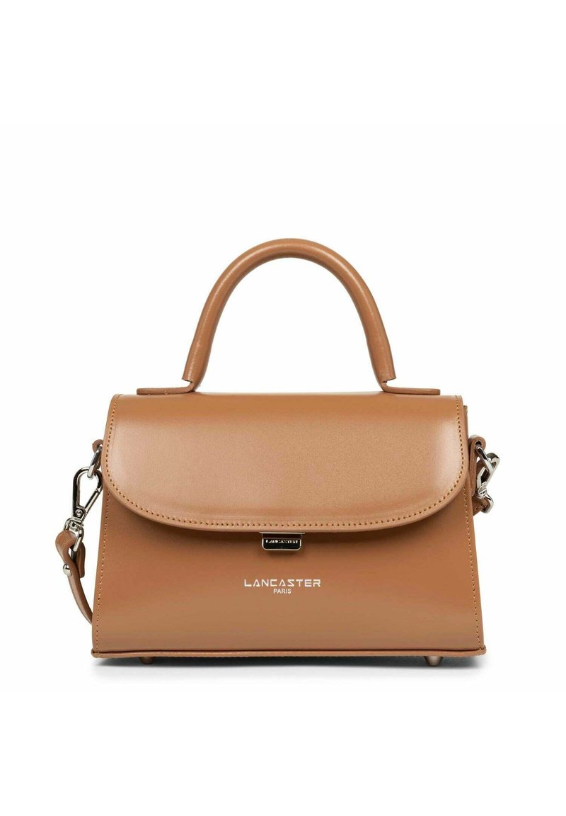 Borsa a tracolla in pelle marrone con manico superiore, chiusura a soffietto magnetica, accessori in argento e logo impresso sulla parte anteriore. Forma rettangolare strutturata.