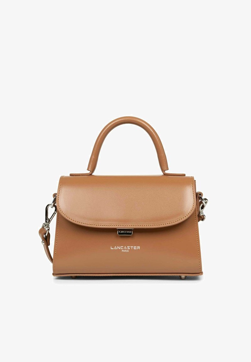 Braune Lederhandtasche mit einem oberen Griff, magnetischem Klappenverschluss, silbernen Hardware und geprägt Logo auf der Vorderseite. Strukturierte rechteckige Form.