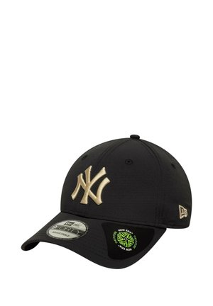 Cappellino da baseball nero con il logo beige in rilievo dei New York Yankees sul davanti, caratterizzato da un tessuto testurizzato e una strap regolabile sul retro.