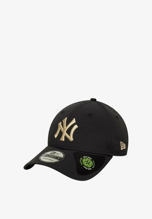 Gorra de béisbol negra con el logotipo en relieve de los New York Yankees en beige en la parte frontal, que cuenta con una tela texturizada y una correa ajustable en la parte posterior.