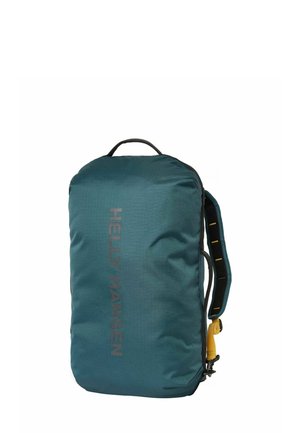 Sac à dos bleu sarcelle en tissu durable, doté d'une texture lisse, d'une poignée supérieure, de bretelles réglables et d'un logo distinctif en lettres foncées.