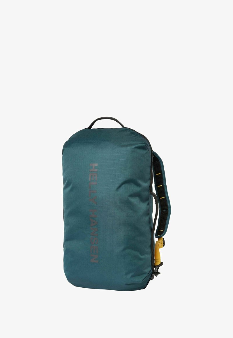 Sac à dos bleu sarcelle en tissu durable, doté d'une texture lisse, d'une poignée supérieure, de bretelles réglables et d'un logo distinctif en lettres foncées.