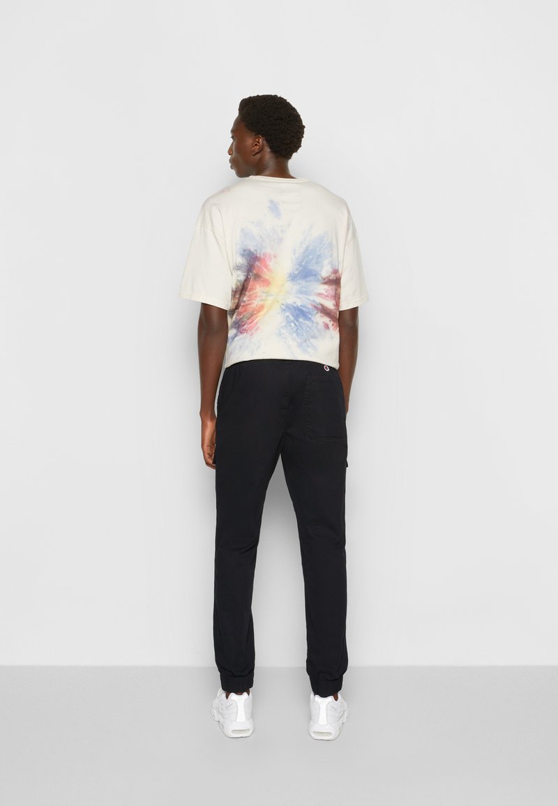 Herren Trainingsanzüge | Champion Rochester CUFF PANTS Jogginghose black/schwarz - IQ99728 Herren Trainingsanzüge | Champion Rochester CUFF PANTS Jogginghose black/schwarz - IQ99728