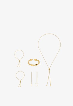 Cinq bijoux en or comprenant deux bracelets chaîne réglables, une bague ouverte à maillons ovales, une paire de boucles d’oreilles threader, et un collier lariat.