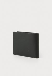 Portefeuille en cuir noir au toucher lisse, à deux volets, avec un extérieur simple et sans embellissements. Couture solide le long des bords.
