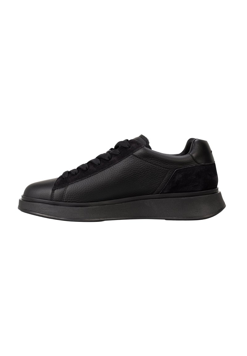 Sneakeruri negre cu talpă joasă, din piele texturată, cu accente de suede, vârf rotund, șireturi și talpă groasă din cauciuc, văzute din lateral.