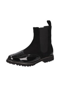 Zwarte enkelboot met een combinatie van glanzend patentenleer en matte suede, met elastische zijpanelen en een robuuste zool. Decoratieve perforaties aanwezig.