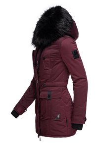 Bordeaux winter parka met een zwarte faux fur capuchon, met meerdere zakken, een getailleerde taille en geribde manchetten voor extra warmte.