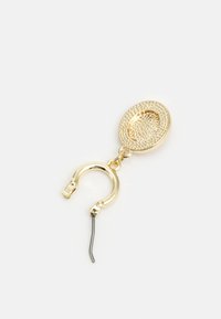 Brincos em tom dourado apresentando um elemento oval texturizado com uma superfície lisa. Inclui um fecho em argola e um pino metálico esguio.