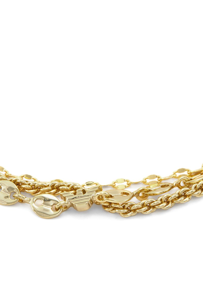 Goldene Halskette mit ineinander verschlungenen Designs, unterschiedlichen Gliedformen und einem strukturierten Verschluss. Glatte und polierte Oberfläche mit reflektierenden Flächen.