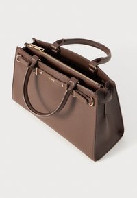 Sac à main synthétique marron avec doubles poignées, quincaillerie dorée, fermeture zippée, forme carrée et surface texturée. Présente des accents métalliques de marque.