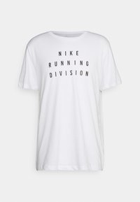 Camiseta de algodón blanca con el texto negro impreso "NIKE RUNNING DIVISION" en estilo de bloque. Corte estándar con mangas cortas y cuello redondo.