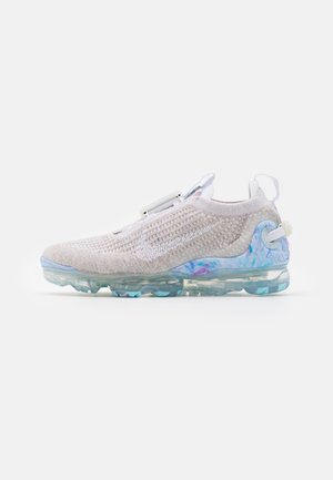 Baskets en maille gris clair avec un swoosh blanc Nike, semelle à air translucide teintée de bleu, sans lacets et avec languette au talon, profil latéral sur fond blanc.