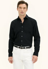 Oscar Jacobson REG FIT CUT AWAY BRUSHED - Camicia - black