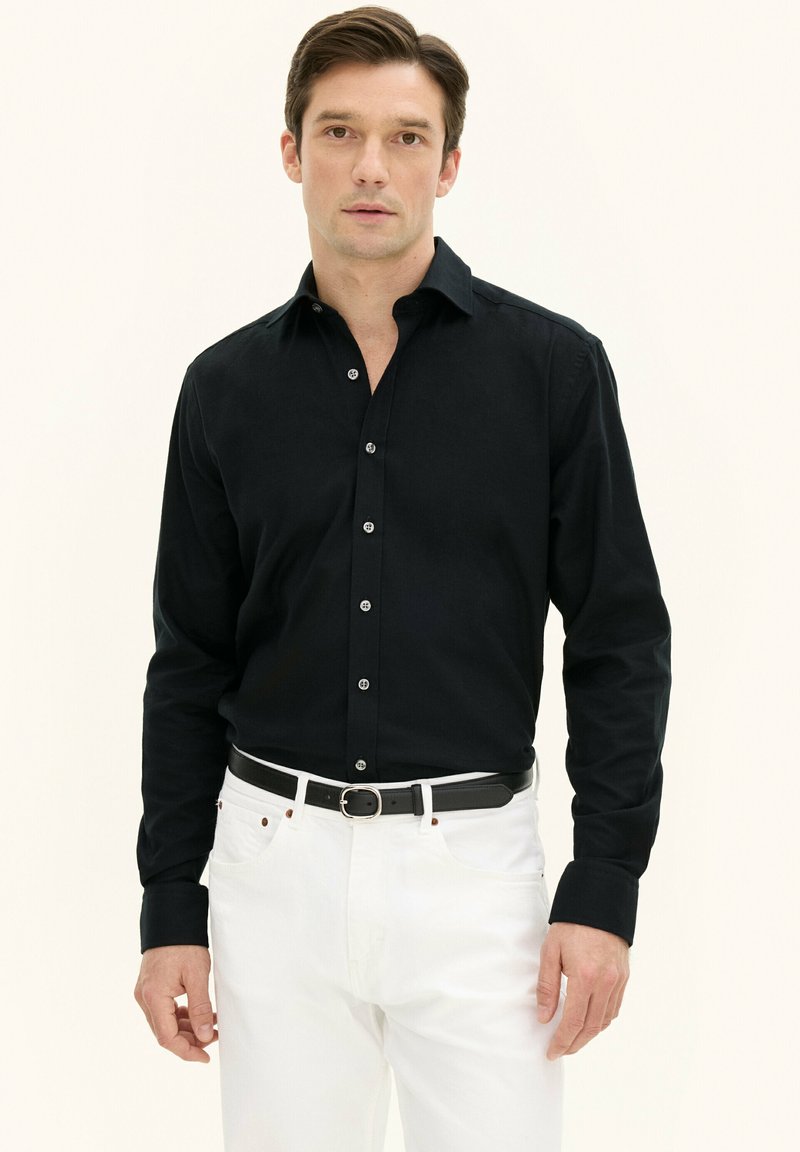 Oscar Jacobson REG FIT CUT AWAY BRUSHED - Camicia - black