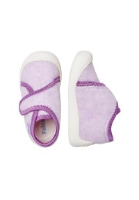 Pantofole per bambini di colore viola, realizzate in morbido feltro, con cinturino elastico, suole in gomma bianca e cuciture a contrasto lungo i bordi.