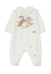 Un mono de tela suave y blanco que presenta un diseño bordado de Chip 'n' Dale, con acentos marrones y un bolsillo en la parte frontal. Con broches en la parte inferior.