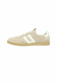Beige suède sneakers met witte accenten en veters, voorzien van een gestructureerde rubberen zool en retro ontwerpelementen.