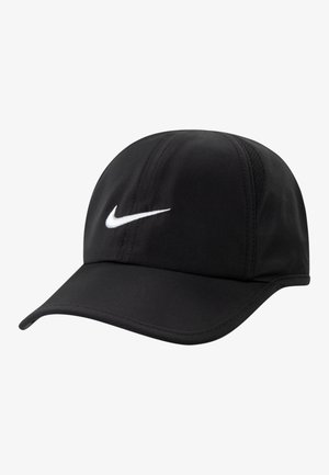 Μαύρο καπέλο από ύφασμα με καμπυλωτό γείσο, που διαθέτει λευκό λογότυπο Nike στο μπροστινό μέρος και υφασμάτινες επιφάνειες με υφή για καλύτερη αναπνοή.