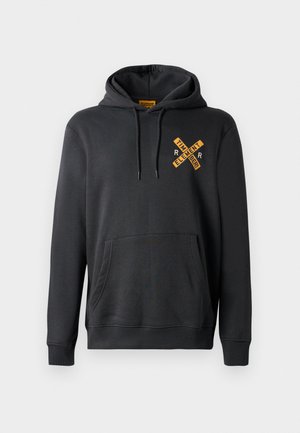 Mørkegrå hoodie lavet af en bomuldsblandingsstof. Har en frontlomme, snor i hætten og et orange grafisk design på brystet.