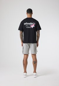 CLOSURE London RELAXED FIT RELENTLESS TEE - Print T-shirt - black