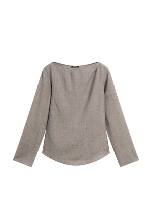 Blusa grigia a maniche lunghe con scollatura a barca ampia. Realizzata in tessuto testurizzato, presenta una vestibilità dritta e un orlo asimmetrico.