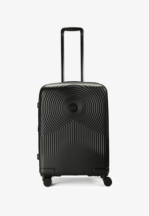 Schwarzer Hartschalenkoffer mit gewellter Textur, teleskopischem Griff und vier schwenkbaren Rädern, mit einem kreisförmigen Emblem in der Mitte.