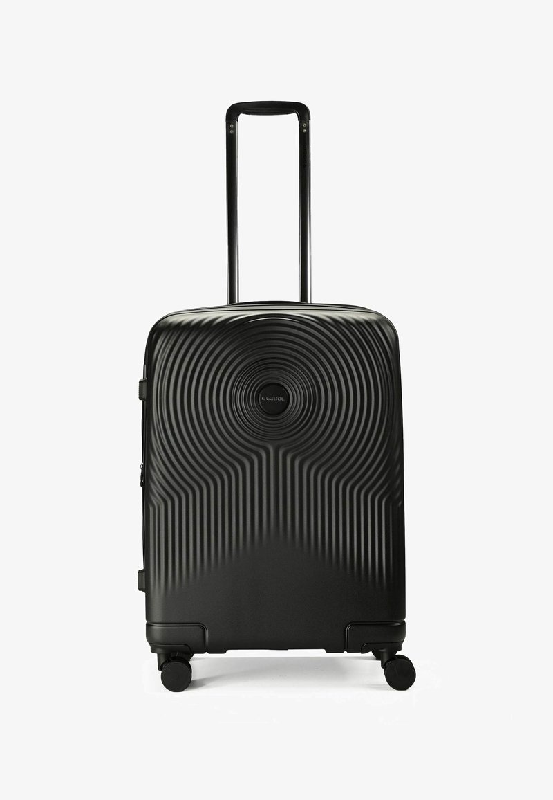 Schwarzer Hartschalenkoffer mit gewellter Textur, teleskopischem Griff und vier schwenkbaren Rädern, mit einem kreisförmigen Emblem in der Mitte.