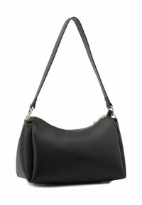 Bolso de cuero negro con forma redondeada, una correa para el hombro y herrajes plateados. Cuenta con un cierre curvo con cremallera y textura suave.