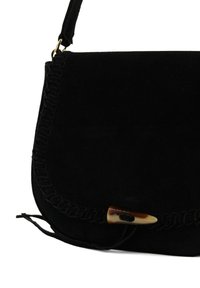 Borsa a spalla nera in suede con una forma arrotondata, cuciture intricate lungo il bordo e una chiusura a fibbia lucida in stile corno.