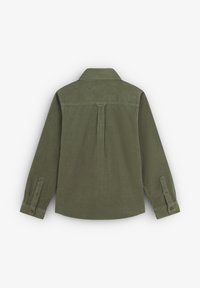 Camisa de pana verde de manga larga, con puños abotonados, un yugo en la parte posterior y un cuello recto, que presenta una textura suave y un color uniforme.