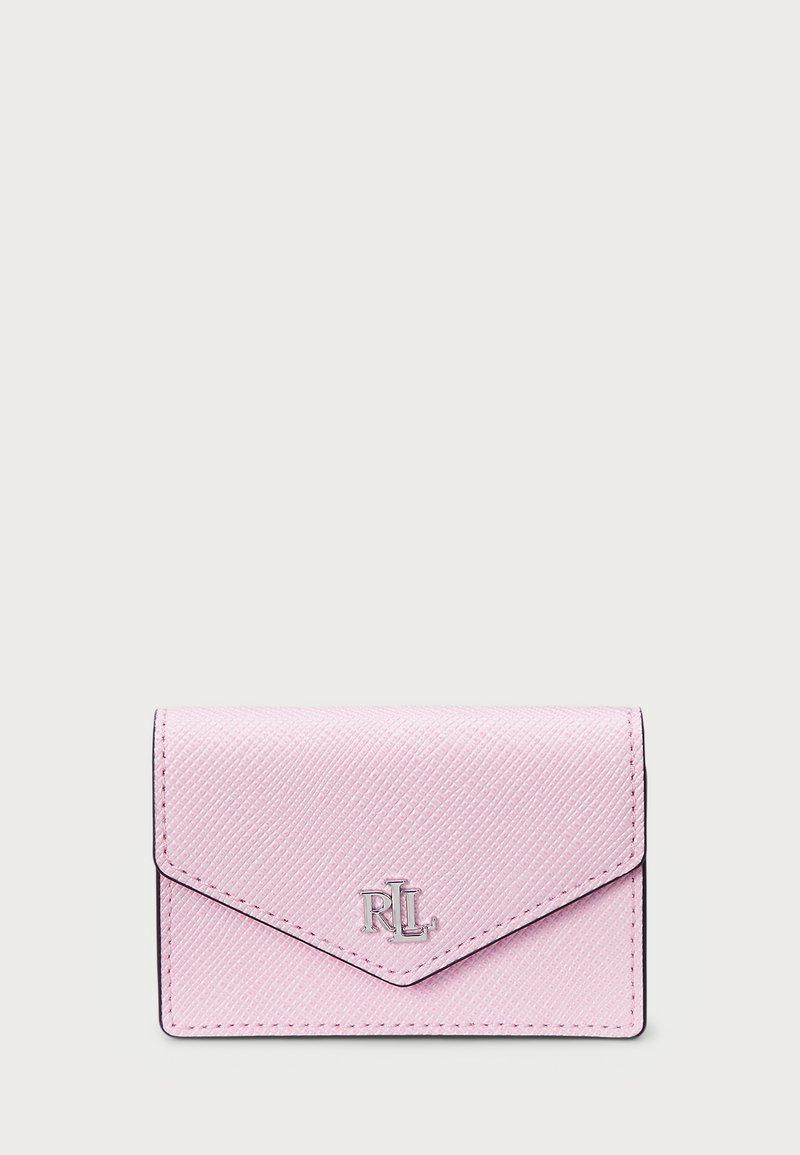 Rosa teksturert kortholder med en foldet design, som har en sølvfarget logoaksent foran og kontrasterende kanter. Kompakt og strømlinjeformet.