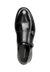 Schwarzer Lederschuh mit glatter Oberfläche, ausgestattet mit einem Riemen und metallischem Schnallen-Detail, runder Zehenform und strukturiertem Fußbett mit Logo.