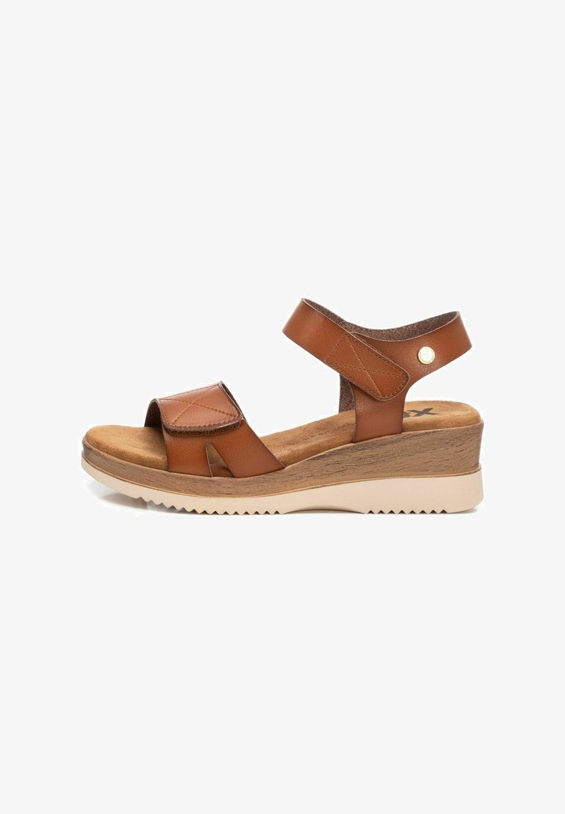 Sandali wedge in pelle marrone con due cinturini regolabili, soletta imbottita e suola testurizzata. Presentano un piccolo accento dorato.