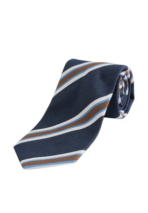 Corbata enrollada de color azul oscuro con rayas diagonales en blanco, azul claro y marrón sobre un fondo blanco.
