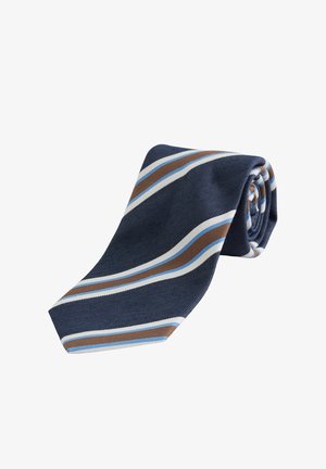 Cravate bleu foncé roulée avec des rayures diagonales blanches, bleu clair et marron sur fond blanc.