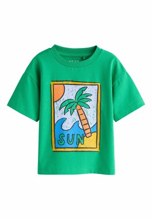 Grünes Baumwoll-T-Shirt mit einem mittigen Motiv aus einer Palme, Wellen und dem Wort "SUN" in einem rechteckigen Rahmen. Kurzarm, Rundhalsausschnitt.