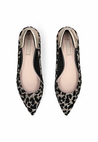 Ballerines à bout pointu en tissu noir avec un imprimé léopard doré métallisé et un intérieur lisse noir. Motif texturé sur l'extérieur.