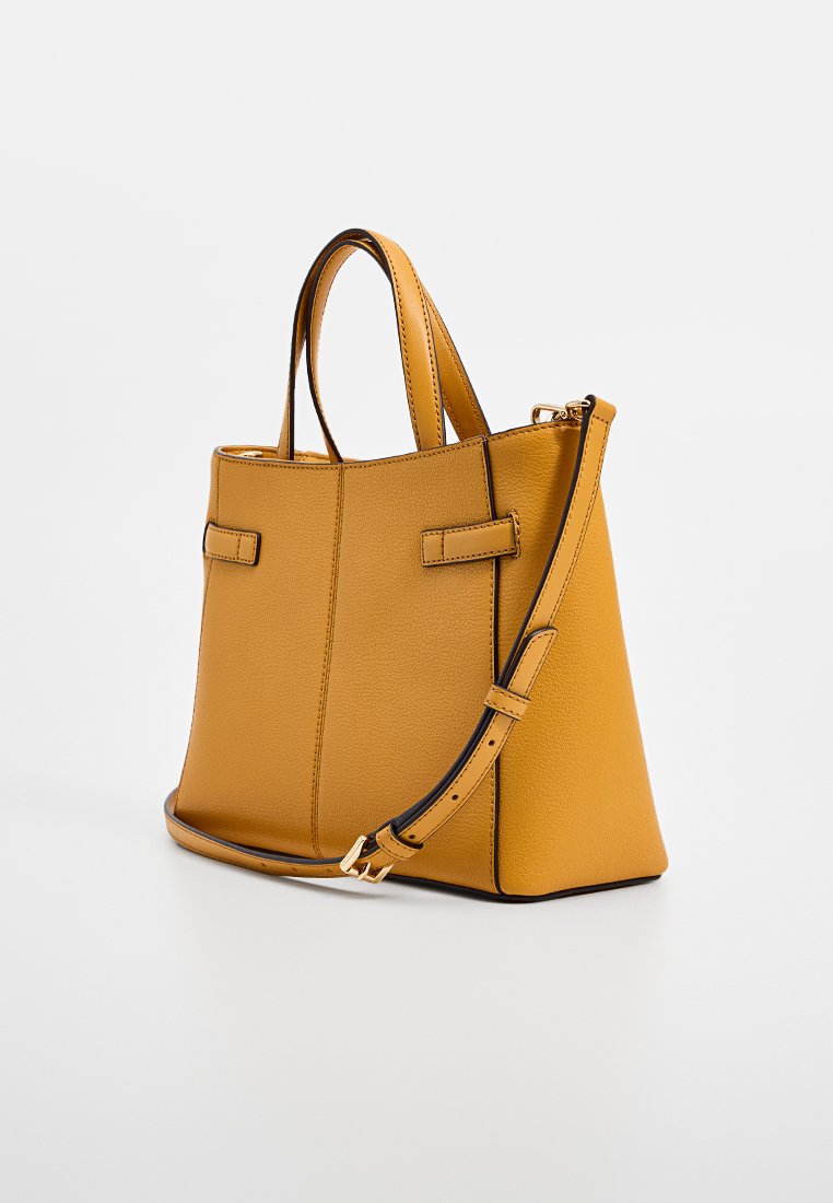 Sac à main en cuir jaune au design structuré, avec des poignées supérieures et une bandoulière amovible. Dispose de poches extérieures et de coutures noires.
