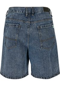 Pantalones cortos de mezclilla en azul oscuro, con corte recto, dos bolsillos traseros y detalles de costura en naranja a lo largo de las costuras.