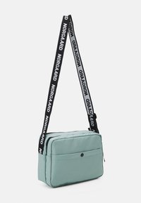 Mads Nørgaard BEL ONE CAPPA BAG UNISEX - Taška cez plece - jadeite