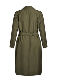 Olijfgroene trenchcoat met een middellange snit, een ceintuur om de taille en lange mouwen. Glad stof met een klassieke kraag en een achterventilatie.