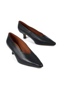 Czarne skórzane buty na wysokim obcasie z szpiczastym noskiem i małym słupkowym obcasem. Wnętrze w kolorze brązowym, o gładkiej strukturze.