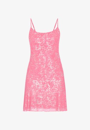 Růžové šaty na ramínka s pásky, ze stříbrné metalické fólie, s přiléhavým živůtkem a mírně rozšířeným lemem.