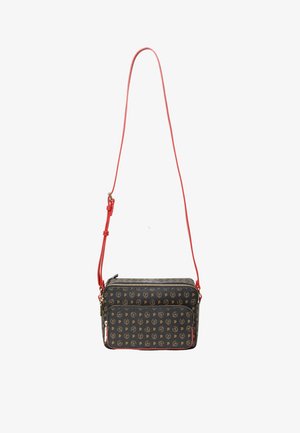 Borsa a tracolla realizzata in materiale nero a fantasia con design a monogramma, tracolla rossa regolabile, chiusura a doppia zip e rifiniture a contrasto.