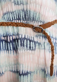 Kleid aus pastellfarbenem Stoff mit einem blau-weißen gestreiften Muster. Ein geflochtener brauner Gürtel mit einer silbernen Schnalle betont die Taille.