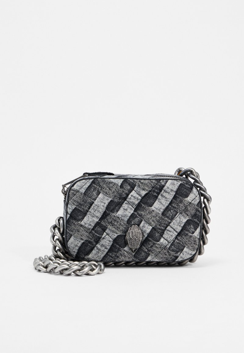 Gewebte schwarze und graue Stofftasche mit rechteckiger Form, silberner Kettenriemen und einem dekorativen Metallschloss mit einem Handdesign.