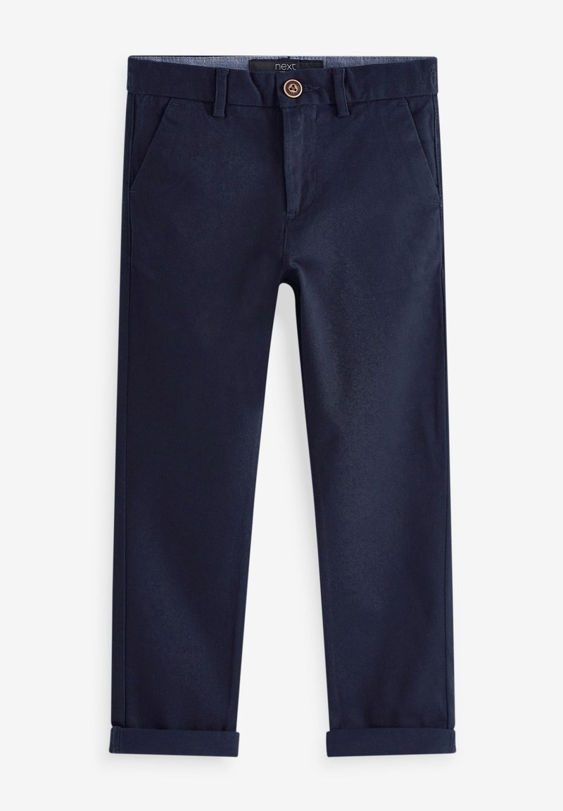Pantalon bleu marine à jambes droites avec revers roulés, poches avant, passants de ceinture et fermeture par bouton à la taille.